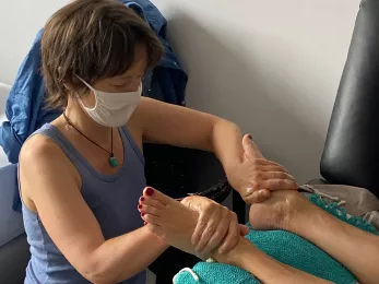 une réflexologue dans l'exercice de son activité