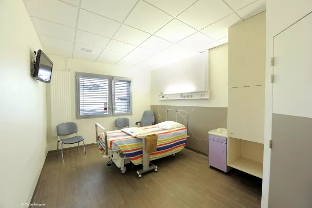 Patient tétraplégique C6 : e ´quipement d'une chambre hospitalière a `